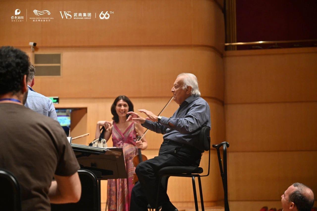 第三次来汉，89岁指挥大师祖宾·梅塔坐着指挥完全场：“我还会再来中国，因为我还年轻！”