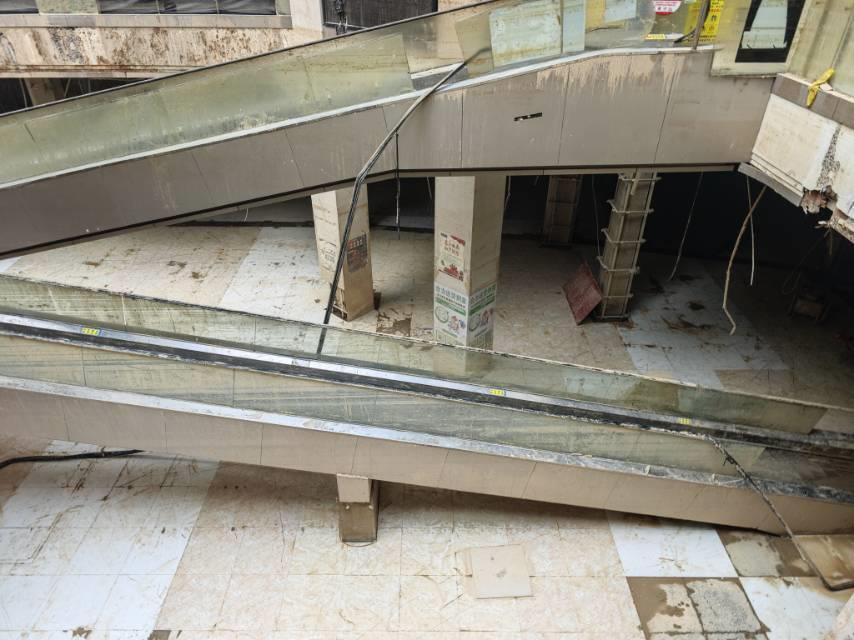 贵州榕江最大商场被淹后静待重新营业，商户：会去看村超，向帮忙清淤的子弟兵敬个礼