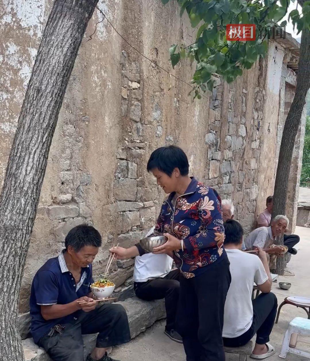 山西53岁男子仅10岁智力，双亲早逝，被同村26户村民轮流照顾了20多年