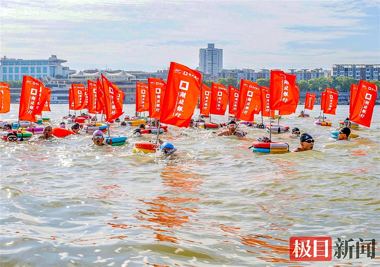 第50届武汉渡江节试渡圆满举行 三届抢渡冠军张子扬率先起水登岸