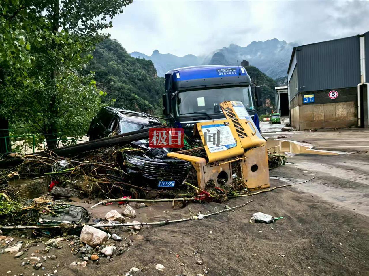 18人承德避暑遭遇山洪：凌晨3点被民宿老板叫醒往山上逃生，开来的4辆车全被冲走