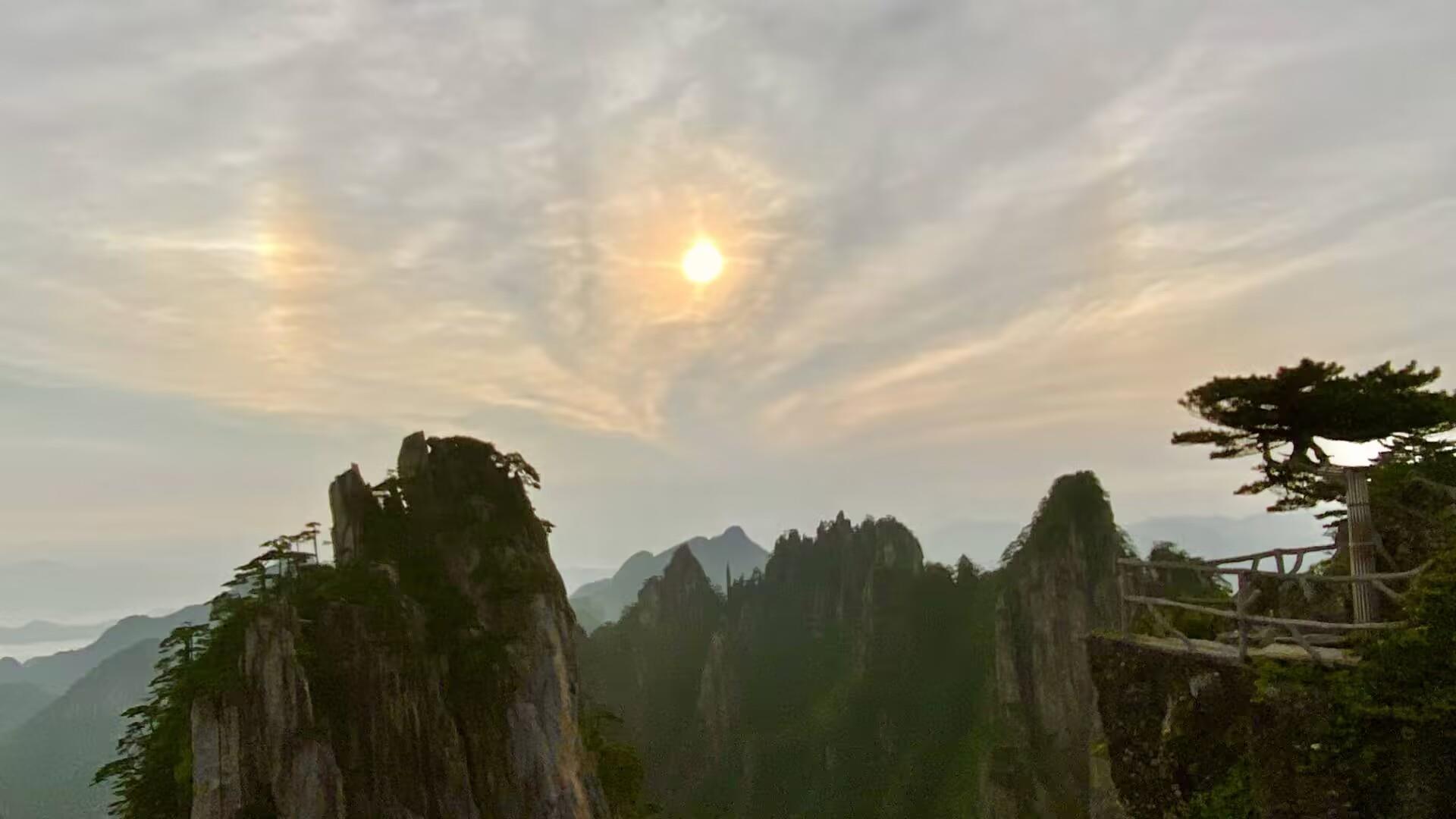 “三体”太阳？黄山现幻日奇观，专家：大气中的冰晶折射阳光造成