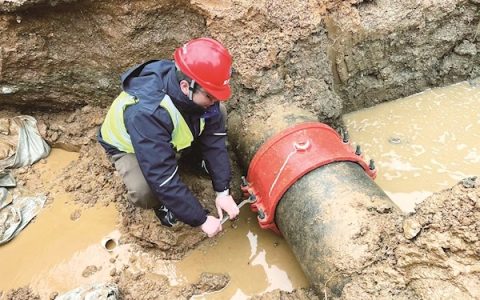 十七载坚守维修一线  铸就城市“水脉”守护者 熊盛：与时间赛跑的供水抢修“特种兵”