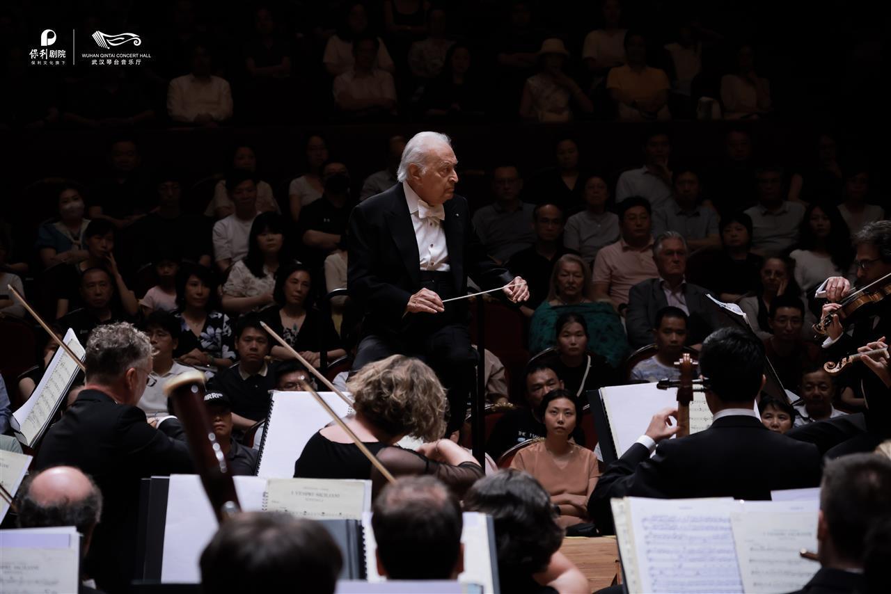 第三次来汉，89岁指挥大师祖宾·梅塔坐着指挥完全场：“我还会再来中国，因为我还年轻！”