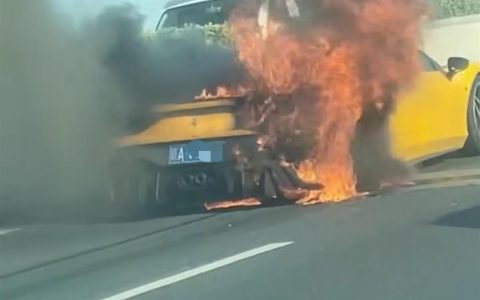 江西南昌一法拉利高架上起火，半个车身被烧毁，官方回应