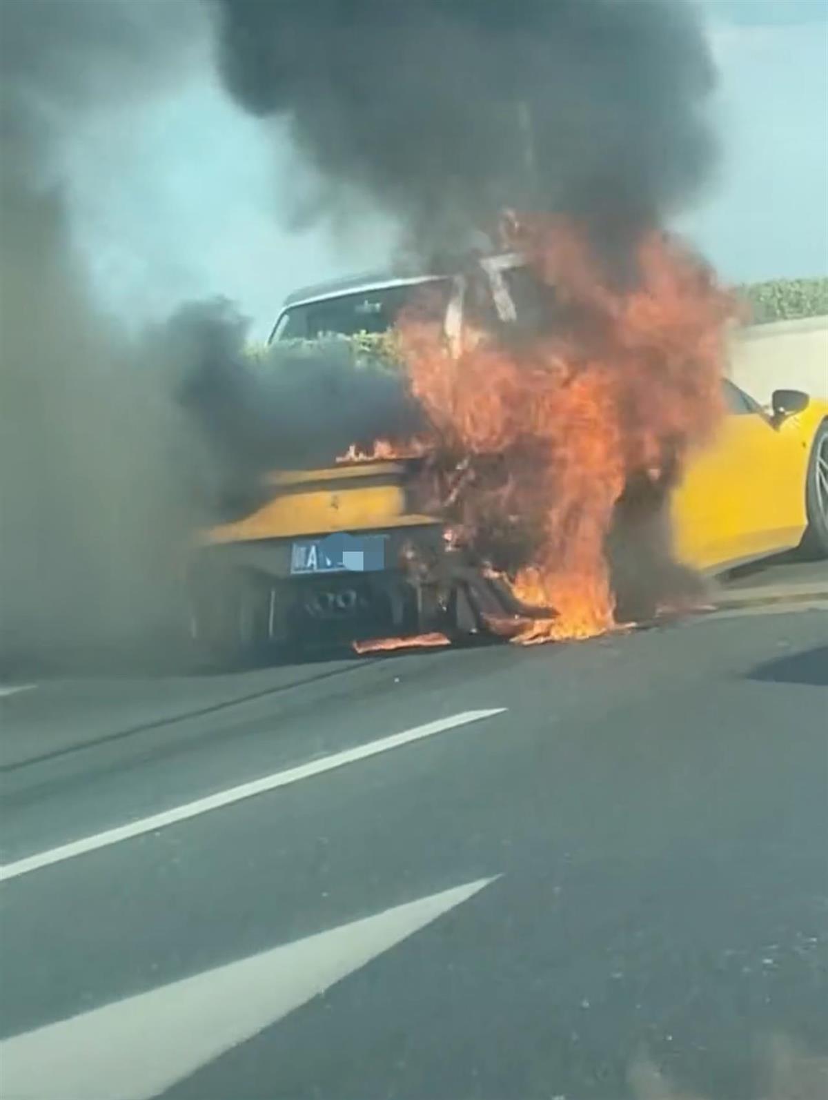 江西南昌一法拉利高架上起火,半个车身被烧毁,官方回应