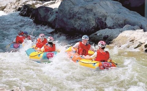 奥运冠军肖海亮现场助阵 2000余名选手逐浪朝天吼漂流