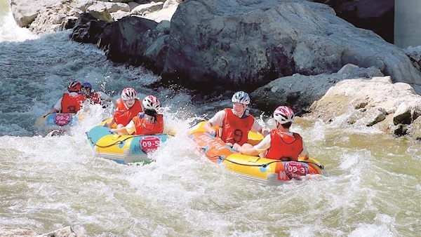 奥运冠军肖海亮现场助阵 2000余名选手逐浪朝天吼漂流