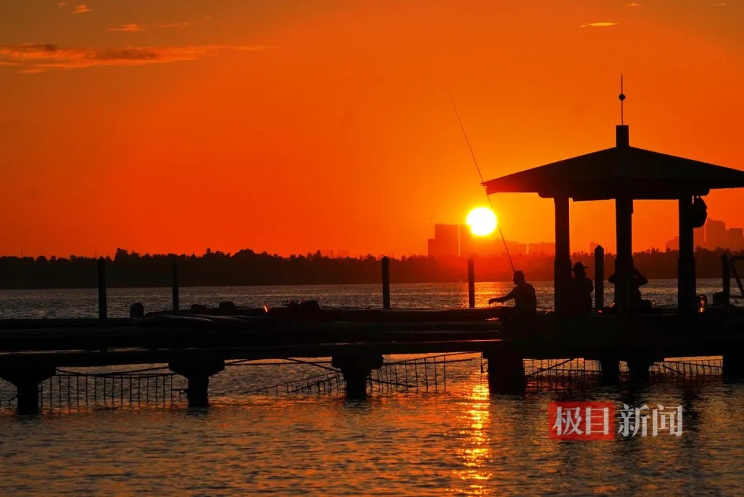 凌晨5点半，武汉上空出现绝美一幕！