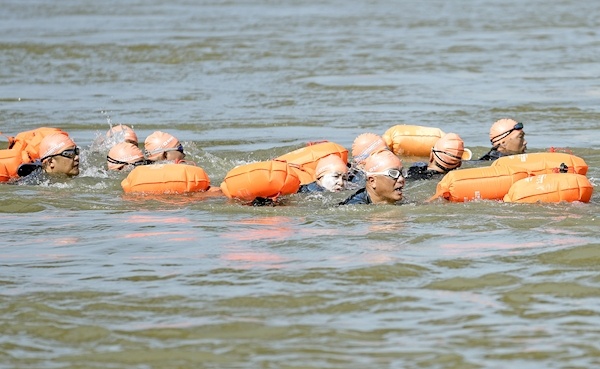 千人竞渡长江  激情涌动江城 第50届7·16渡江节圆满举行  “00后”包揽抢渡赛男女冠军