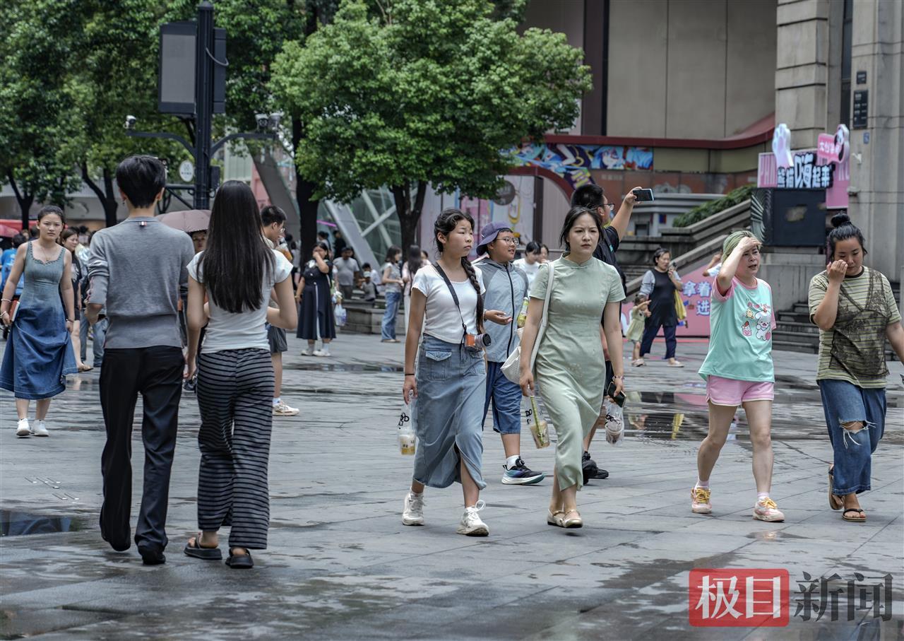 一场牛背雨后，江汉路逛街的人感觉舒适