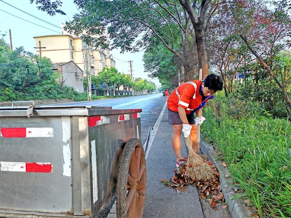 用行动诠释孝心与担当 15岁少年凌晨帮妈妈扫大街