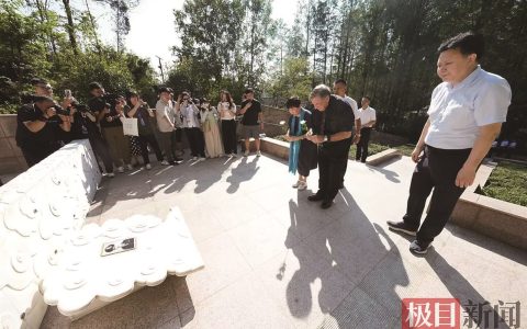 美国青年学生在红安向飞虎队老兵献花 “已迫不及待把这里的故事带回去”