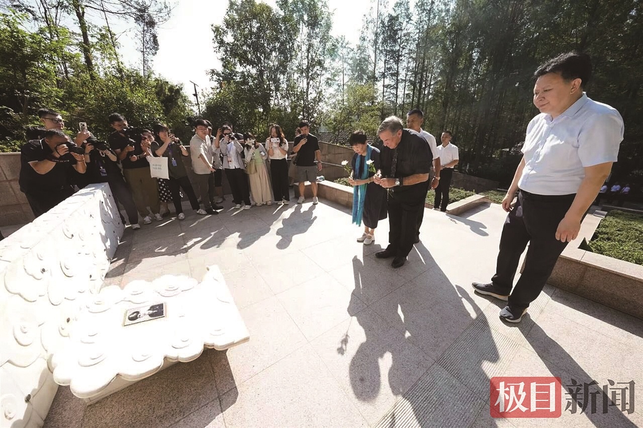 美国青年学生在红安向飞虎队老兵献花 “已迫不及待把这里的故事带回去”