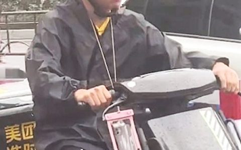 18岁小伙高考之后送外卖 不问爹妈伸手，自己挣钱买贝斯