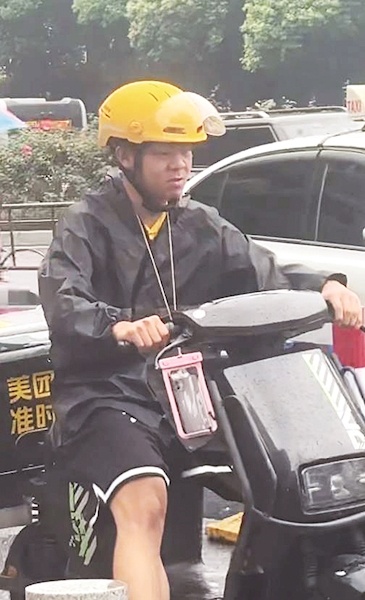 18岁小伙高考之后送外卖 不问爹妈伸手，自己挣钱买贝斯