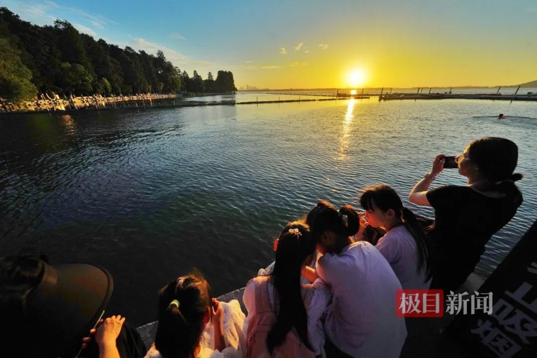 凌晨5点半，武汉上空出现绝美一幕！