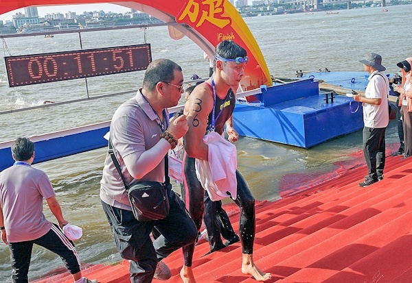 千人竞渡长江  激情涌动江城 第50届7·16渡江节圆满举行  “00后”包揽抢渡赛男女冠军