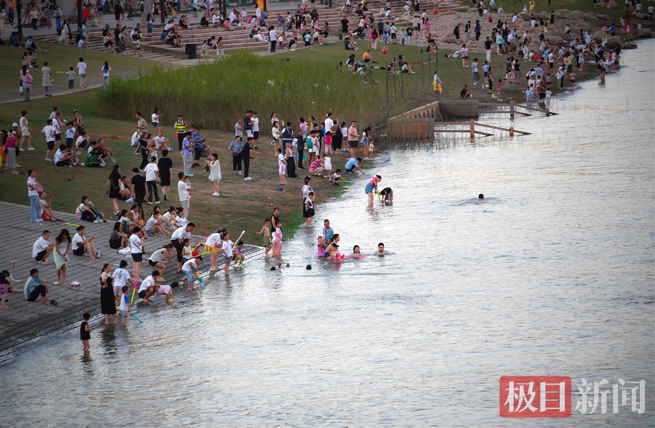 夏季到江边来看水，收获清凉与欢乐