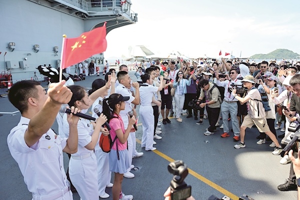 抵港第二天，“航母热”引爆香江 山东舰编队吸引近2万人次参观