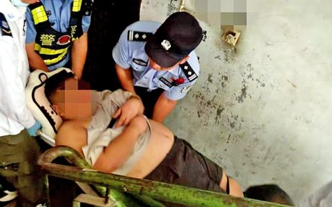 体重200多斤的大叔突然病倒 救援人员花近半小时把他抬下七楼