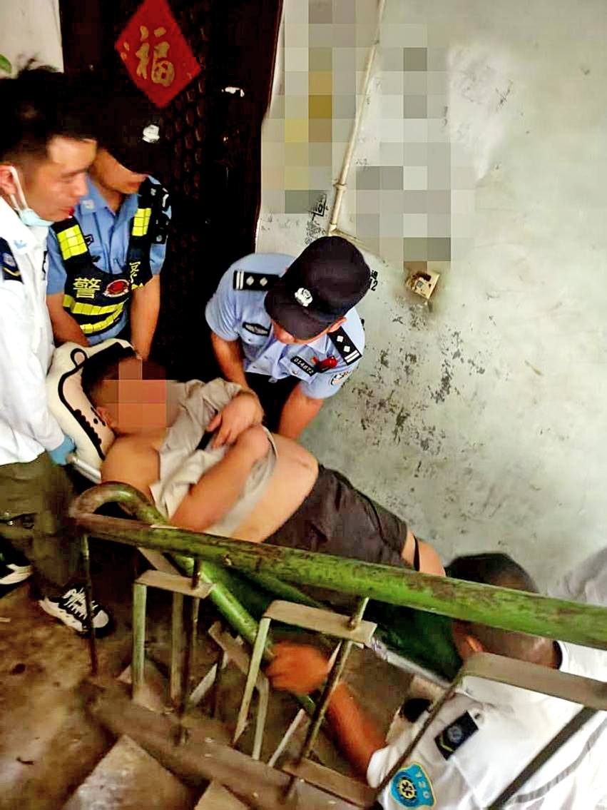 体重200多斤的大叔突然病倒 救援人员花近半小时把他抬下七楼