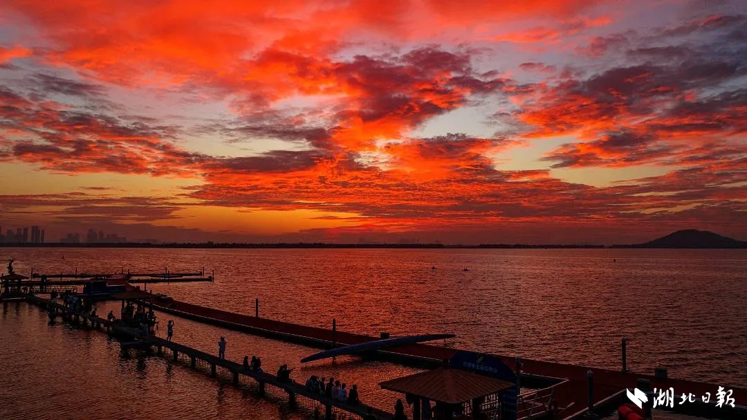 凌晨5点半，武汉上空出现绝美一幕！