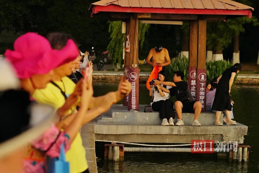 凌晨5点半，武汉上空出现绝美一幕！