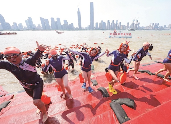 千人竞渡长江  激情涌动江城 第50届7·16渡江节圆满举行  “00后”包揽抢渡赛男女冠军