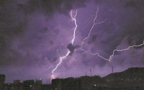 深圳3小时闪电1206次 市民拍下画面堪比电影大片