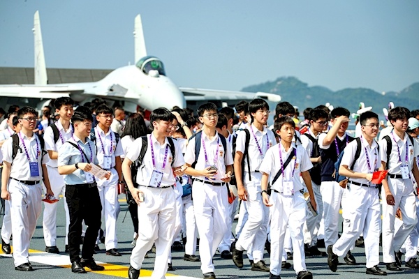 抵港第二天，“航母热”引爆香江 山东舰编队吸引近2万人次参观