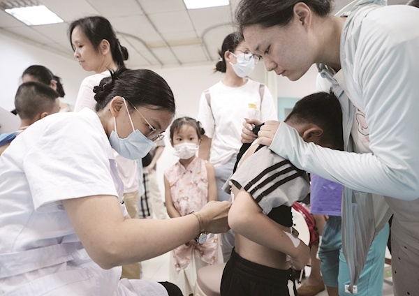 高温头伏又遇周末  冬病夏治热力爆棚 数万市民趁热打“贴”