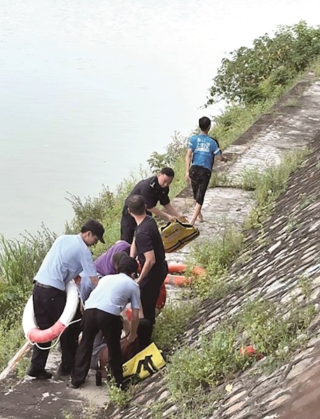 广东外卖小哥跳桥救人 事后默默离开：我还有餐没有送