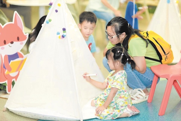 图书馆变身星空童话露营地 50组亲子家庭共赴夏夜书海奇旅