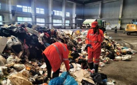 环卫工4小时翻8吨垃圾找回儿童手表值吗？网友吵翻，当地官媒删除报道