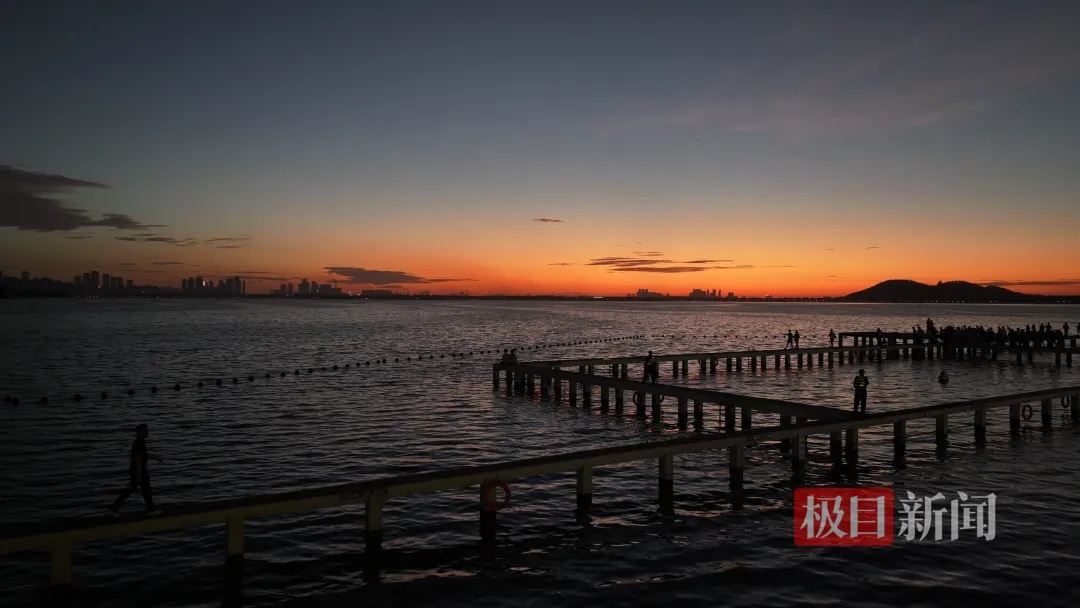 凌晨5点半，武汉上空出现绝美一幕！