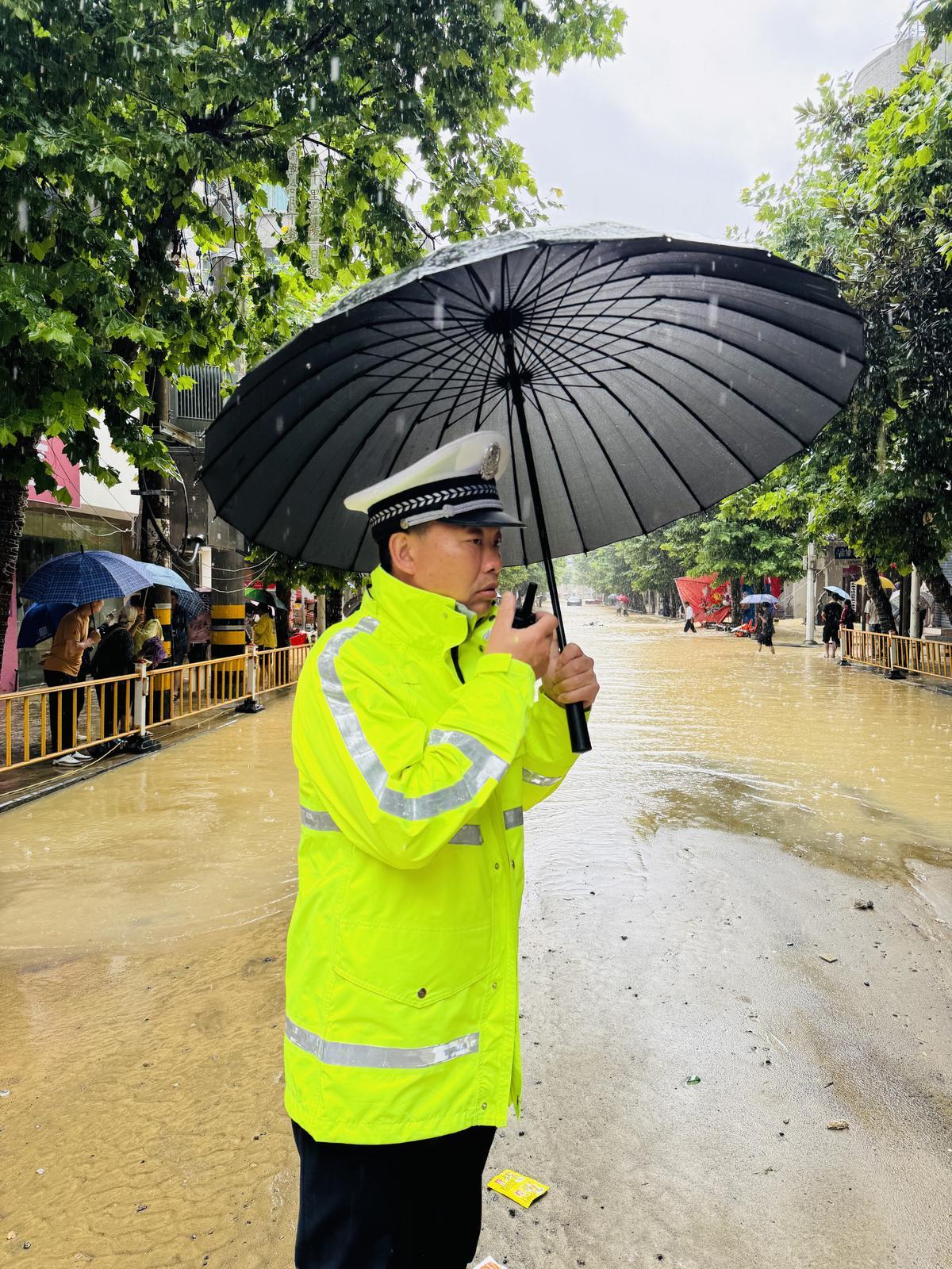 咸丰众志成城应对强降雨