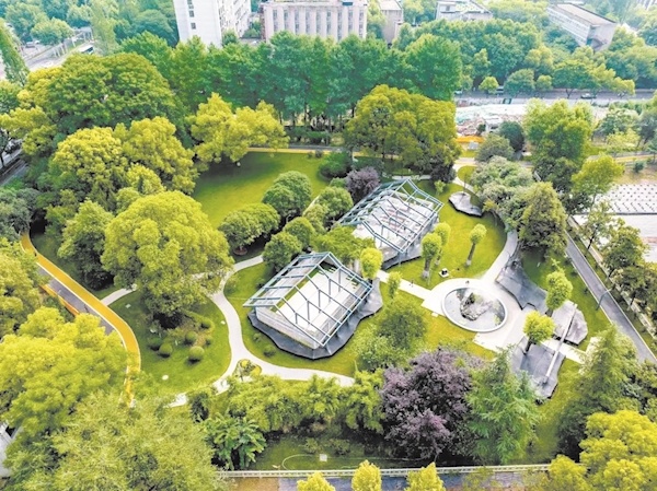 废弃加油站变绿色驿站 科普长廊有各种植物介绍 青山家门口公园成市民“自然课堂”