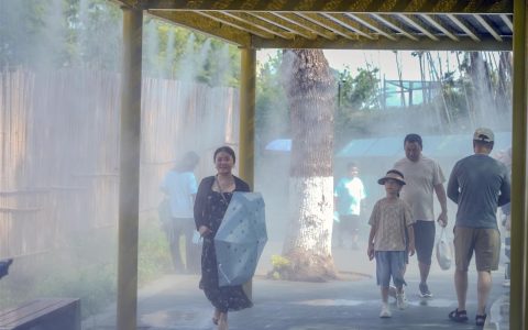 去武汉动物园玩一点也不热 水雾+空调≈20℃