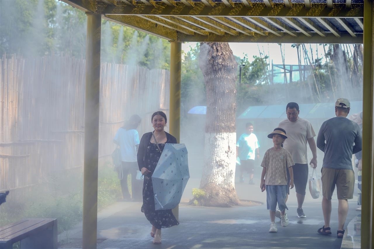 去武汉动物园玩一点也不热 水雾+空调≈20℃