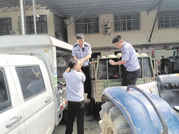 派出所民警变身“搬瓜工” 20分钟搬3000斤化解交易纠纷