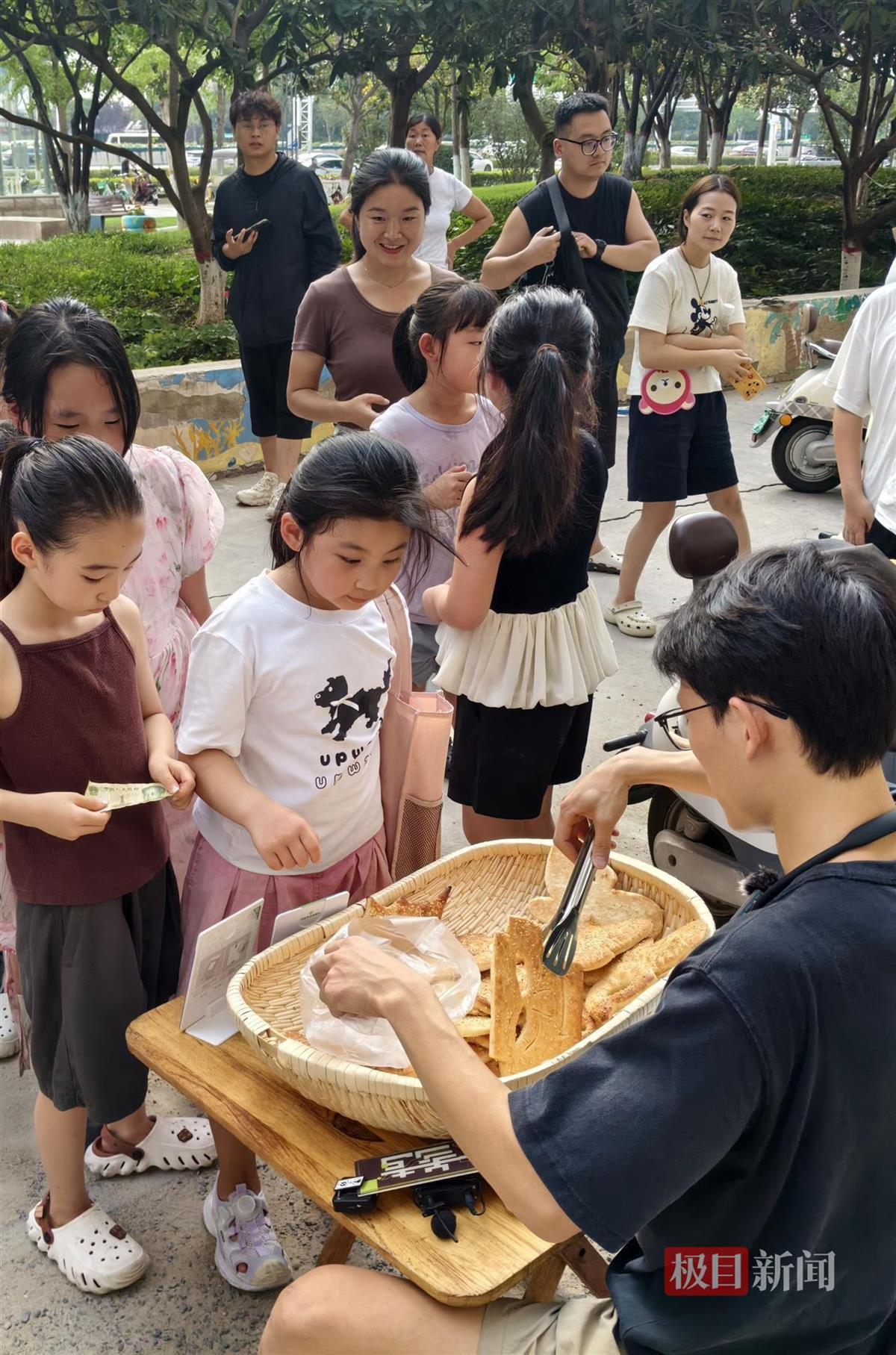 95后土木工程研究生卖烧饼涨粉两个月40万，造型百变受小朋友热捧，有家长带孩子坐车40分钟来抢购