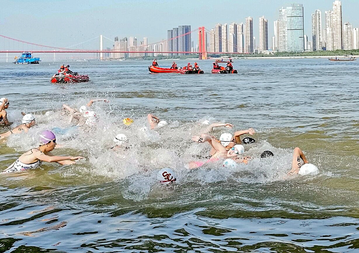 千人竞渡长江  激情涌动江城 第50届7·16渡江节圆满举行  “00后”包揽抢渡赛男女冠军