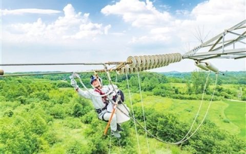 湿透的“铠甲”带电的“烤验” 电力动脉的“汗”卫者