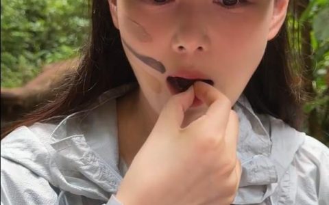 演员张馨予到西双版纳旅游时生吃蚂蚁，网友疑惑“能吃吗”，专家：有人用它做菜肴