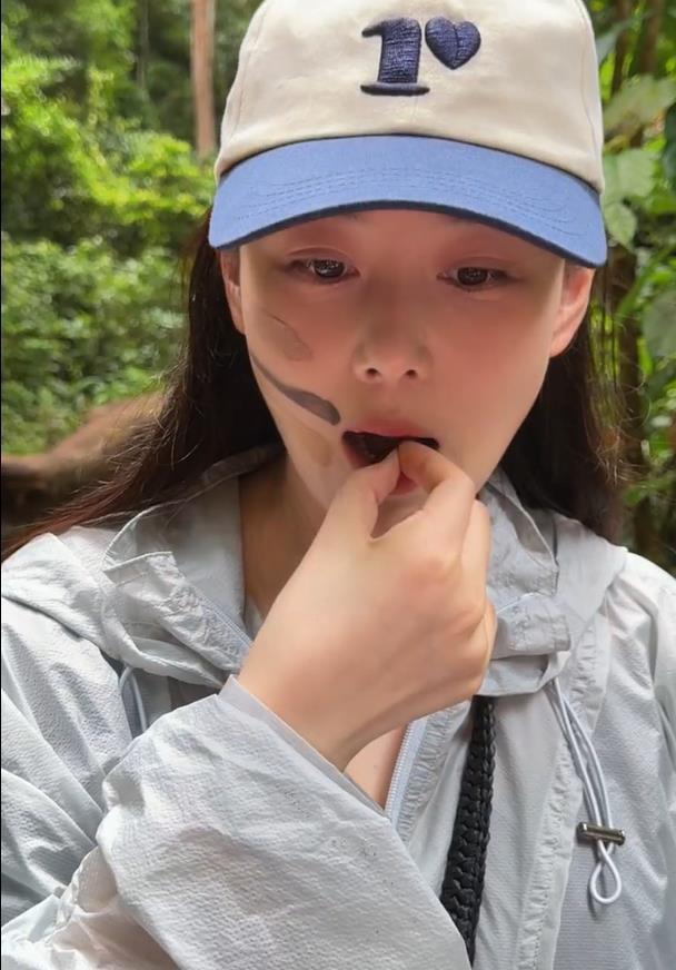 演员张馨予到西双版纳旅游时生吃蚂蚁，网友疑惑“能吃吗”，专家：有人用它做菜肴