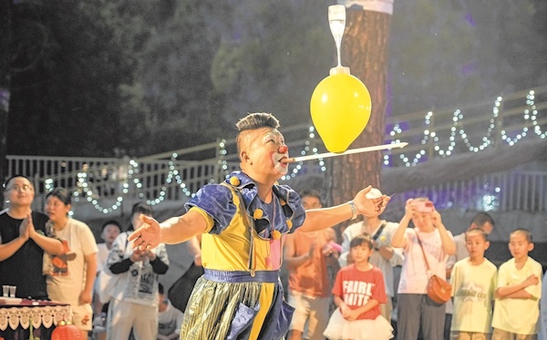 公园夜未眠 烟火气正酣