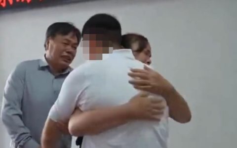 失踪22年的姚一飞已与父母相认！杜小华将寻子牌还给姚一飞妈妈