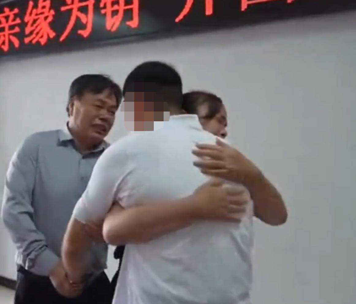 失踪22年的姚一飞已与父母相认！杜小华将寻子牌还给姚一飞妈妈