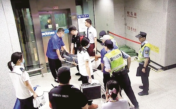 有人在地铁上突发晕厥倒地 好心乘客接力救人后默默离开